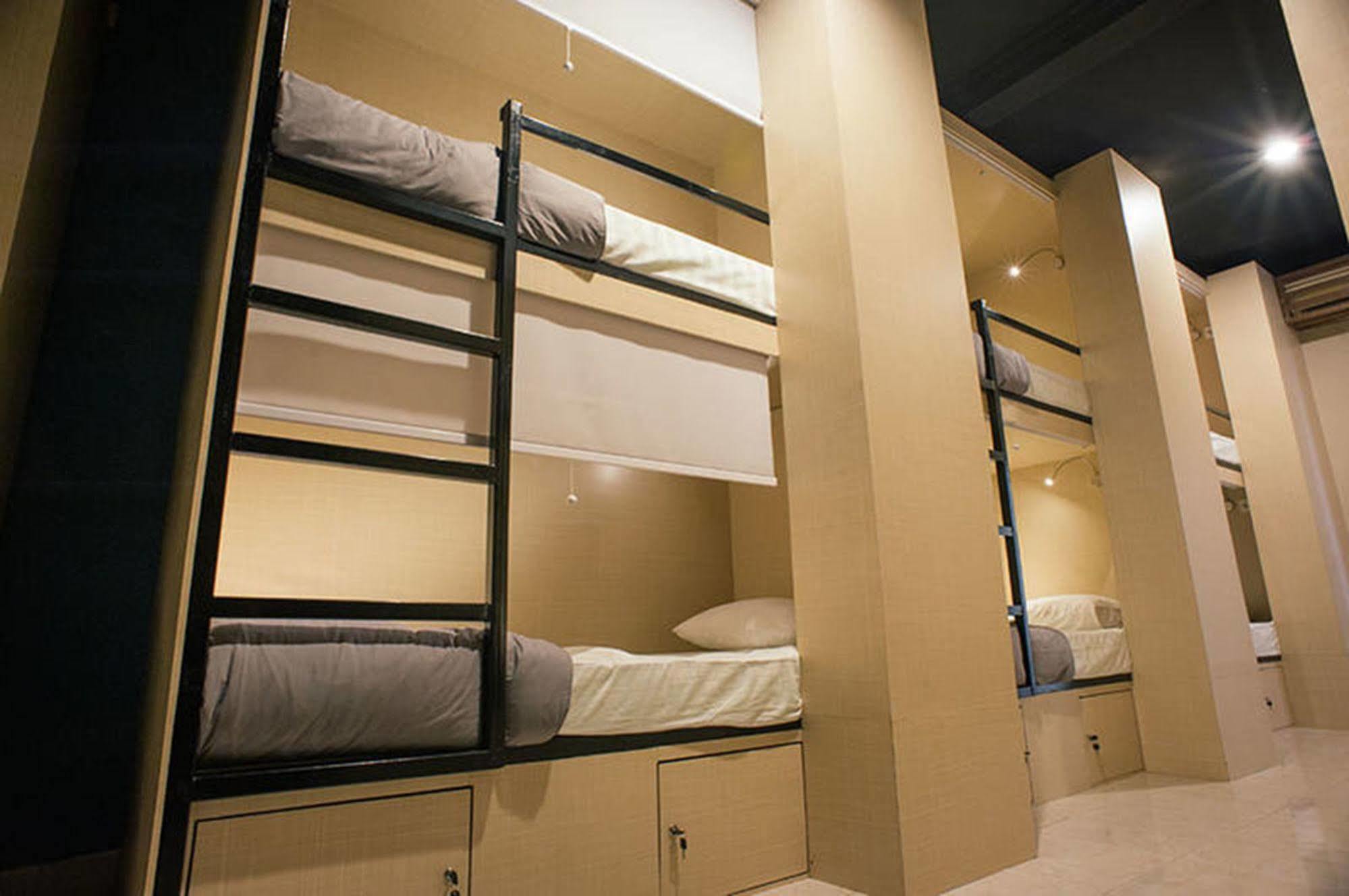 Bedplus Backpacker Kuta Legian  Exterior photo